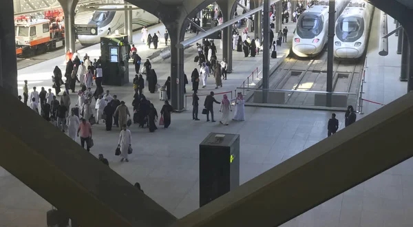 Passageiros locais e estrangeiros chegaram à estação HSR Madinah em Medina, Arábia Saudita . — Fotografia de Stock