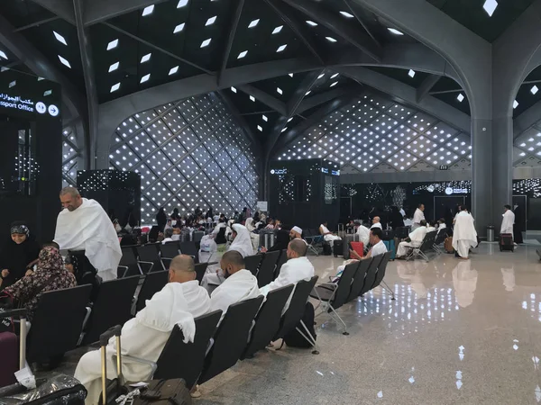 Peregrinos musulmanes no identificados vestidos de ihram blanco esperan un tren en la estación HSR Madinah en Medina, Arabia Saudita . — Foto de Stock