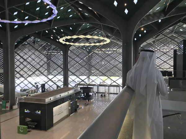 Hombres árabes no identificados charlan entre sí dentro de la estación de HSR Madinah en Medina, Arabia Saudita . — Foto de Stock