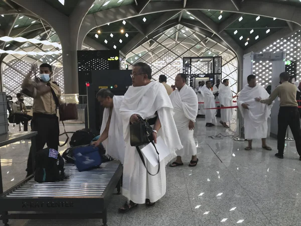 Unidentified Muslim pilgrims in white ihram clothes pass through a security check at HSR Madinah station in Medina, Saudi Arabia. — Stock Photo, Image