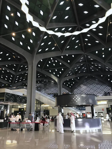 Medine'deki Medine istasyonunda yeni bir Haramain yüksek hızlı tren istasyonunun iç görünümü, Suudi Arabistan. — Stok fotoğraf