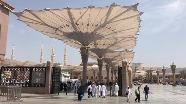 麦地那 沙特阿拉伯王国 Circa 2019年5月 穆斯林走进沙特阿拉伯麦地那的马斯吉德 纳巴维 — 图库视频影像