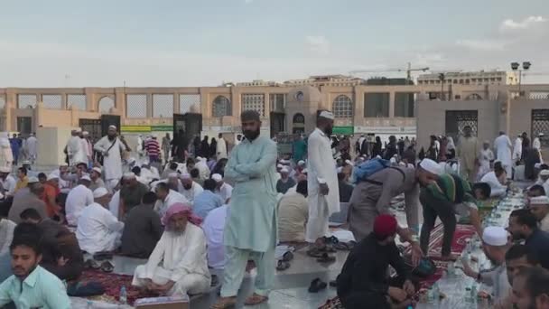 Madinah Saudi Arabia Circa May 2019 Unidentified Muslim Men Prepare — стоковое видео