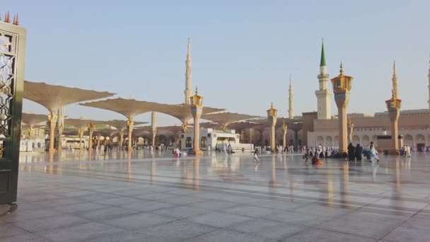 Medina Königreich Saudi Arabiens Mai 2019 Muslime Gehen Unter Einem — Stockvideo