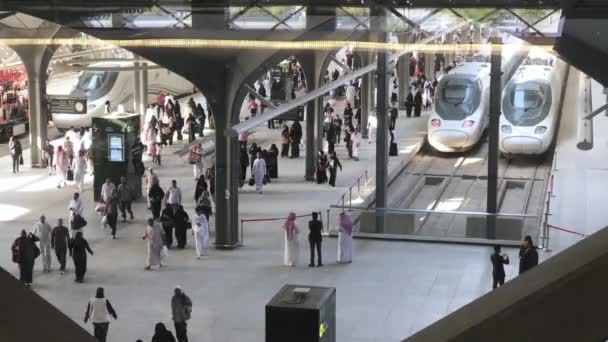 Madinah Arabia Saudyjska Maja 2019 Pasażerowie Przybyli Stację Medina Hsr — Wideo stockowe