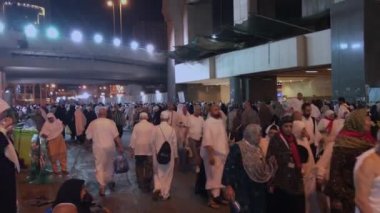Mekke, Suudi Arabistan-Çerkes Mayıs 2019 :Ramadhan oruç ayı sırasında Mekke'de Mescid-i Haram'a yürüyen ve donatan Müslüman hacıların akşam görüntüleri.