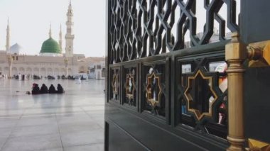 Medine, Suudi Arabistan Krallığı-Çerkez mayıs 2019 : Müslümanların sağdan sola pan dinlenmek ve El Medine, Suudi Arabistan Mescid-i Nebevi bileşik yürümek.