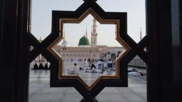 麦地那 沙特阿拉伯王国 Circa 2019 在沙特阿拉伯麦地那的马斯吉德 纳巴维大院里休息的穆斯林通过门的静态画面 — 图库视频影像