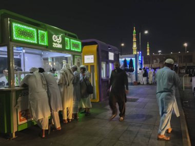 Medine-Circa Mayıs 2019: Medine Makkah Nabawi camii dışında Zain telekomünikasyon standı, Suudi Arabistan.