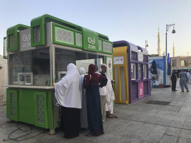 Medine-Circa Mayıs 2019: Medine Makkah Nabawi camii dışında Zain telekomünikasyon standı, Suudi Arabistan.