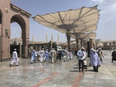 Medine, Suudi Arabistan Krallığı-Circa Mayıs 2019 : Müslümanlar Mescid-i Nebevi içinde El Medine, Suudi Arabistan içinde dua yürümek.