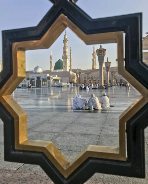 Vista Través Puerta Los Musulmanes Descansan Complejo Masjid Nabawi Madinah —  Fotos de Stock