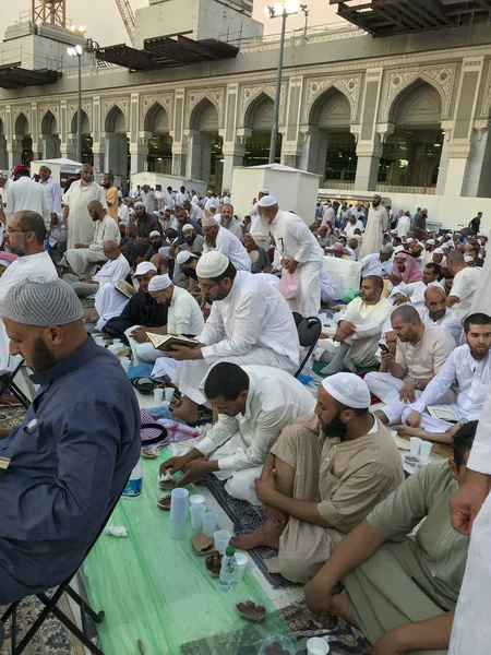 Mekka Saúdská Arábie Circa Červen 2019 Neznámí Muslimští Muži Četli — Stock fotografie