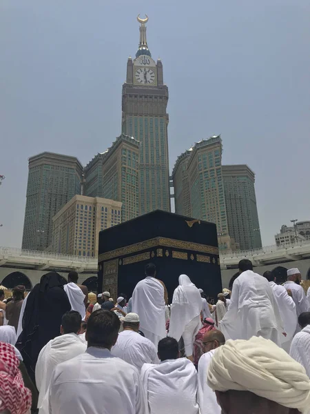 沙特阿拉伯 Circa 2019年5月 阿卜拉杰 皇家钟楼麦加 在麦加 沙特阿拉伯 而穆斯林朝圣者环游 塔瓦夫 — 图库照片
