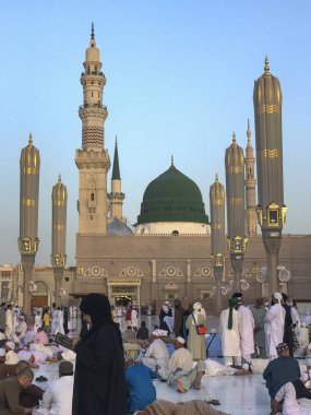 Madina, Suudi Arabistan Krallığı-26 Mayıs 2019 : Bir grup Müslüman hacı Ramazan orucu sırasında bir kadın Kur'an okurken dinleniyor.