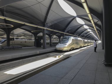 Mekke, Suudi Arabistan - 27 Mayıs 2019 : Kimliği belirsiz bir adam Mekke'deki Hsr Yüksek Hızlı Tren İstasyonu'na bakıyor, Suudi Arabistan.