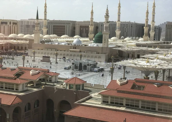 Vista Exterior Minaretes Cúpula Verde Una Mezquita Sacada Del Recinto — Foto de Stock