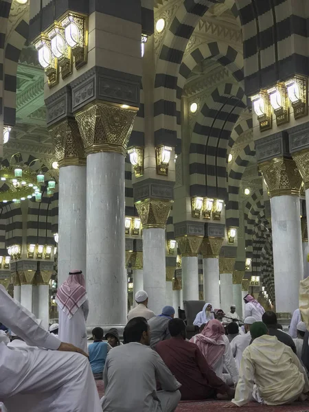 Medina Arabia Maio 2019 Homens Muçulmanos Ouvem Sermão Proferido Pelo — Fotografia de Stock