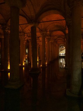 Yerebatan Sarnıcı turuncu renkli ışıklarla aydınlatılmış iç.