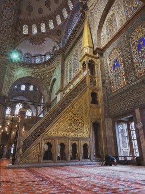 Kimliği belirsiz bir adam caminin içinde dua ediyor..