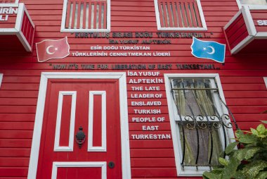 İstanbul, Türkiye-Circa Eylül 2016 : İstanbul Tavukhane Caddesi'nde bir sıra renkli ahşap ev.
