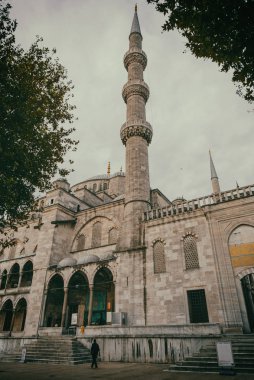 Denememiş bir adam vintag ile bir caminin bileşik üzerinde yürüyor