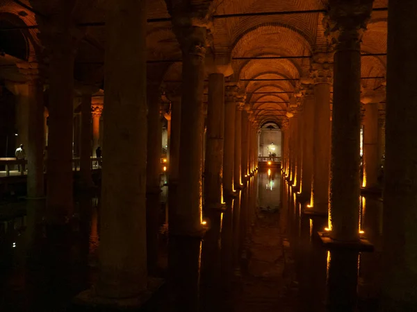 Interior Basílica Cisterna Iluminada Con Luces Color Naranja —  Fotos de Stock