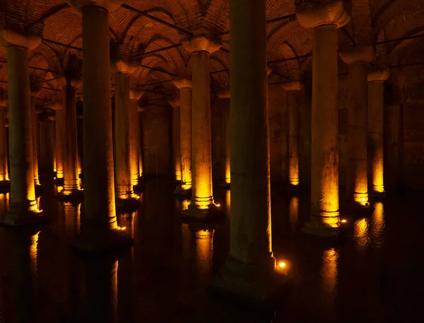 Interior Basílica Cisterna Iluminada Con Luces Color Naranja —  Fotos de Stock