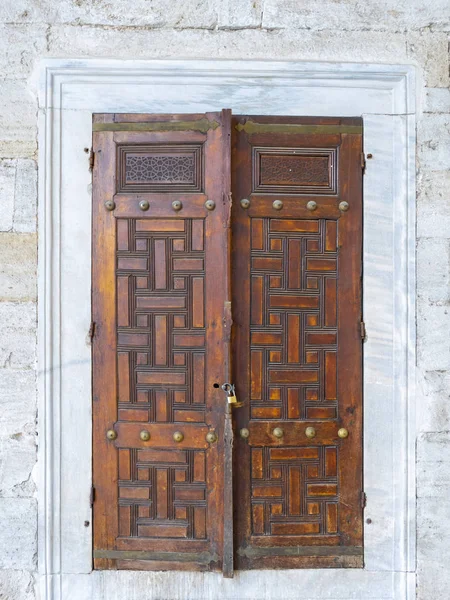 Открытая старая деревянная дверь . — стоковое фото