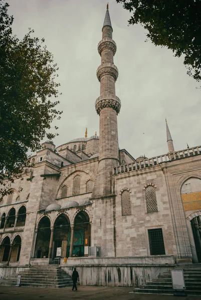 Denememiş bir adam vintag ile bir caminin bileşik üzerinde yürüyor