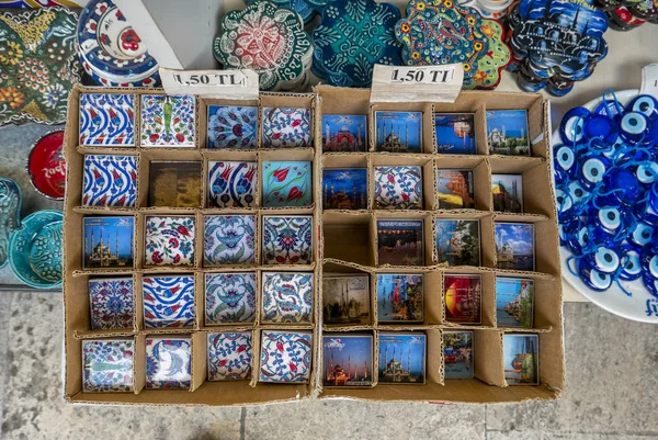 在伊斯坦布尔街头出售的瓷砖冰箱磁铁的集合, — 图库照片