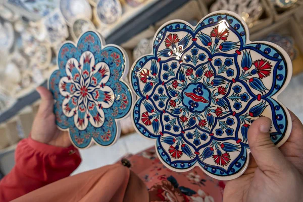 Manos sosteniendo soporte de placa de trivet en Estambul, Turquía . —  Fotos de Stock