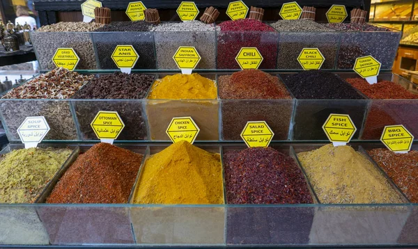 Sortiment av kryddor som säljs på en gata i Istanbul, Turkiet. — Stockfoto