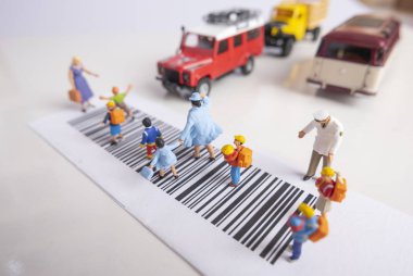 Minyatür oyuncaklar okul çocuklar Cross Road Bar kod-okul çocuk yol güvenlik konsepti yürümek.