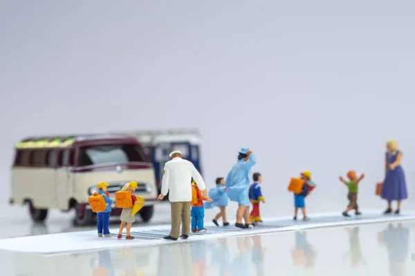 Brinquedos em miniatura crianças da escola caminham no código de barras da estrada - conceito de segurança rodoviária para crianças da escola . — Fotografia de Stock