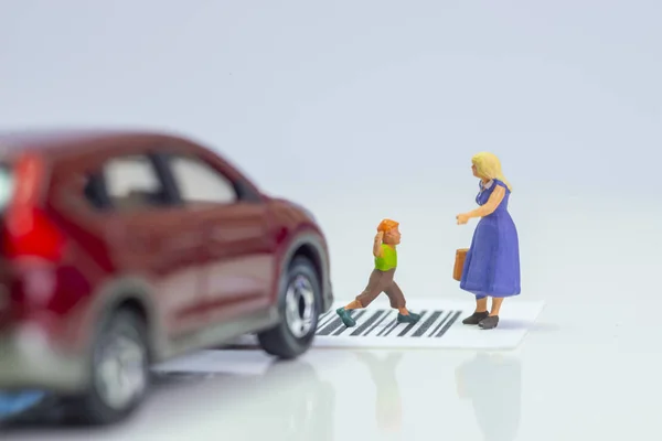 Minyatür oyuncaklar okul çocuklar Cross Road Bar kod-okul çocuklar yol güvenlik kavramı-tarafı görünüm yürümek