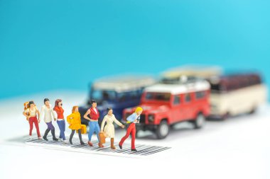 Minyatür oyuncaklar bir yol geçiş kadın bir grup - yol güvenliği co