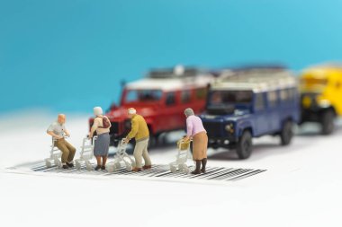 Minyatür oyuncaklar tekerlekli sandalye ile yaşlı insanların bir grup geçiş bir