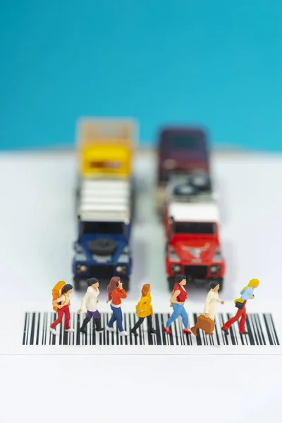 Miniatuur speelgoed een groep vrouwen die een Road Safety co oversteken — Stockfoto