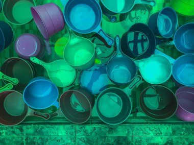Renkli plastik su dippers genellikle kepçe Müslümanlar tarafından kullanılan 