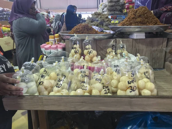KUALA TERENGGANU, MALAYSIA-JULY 31, 2019 : Rows of stalls sellin — Stock Photo, Image