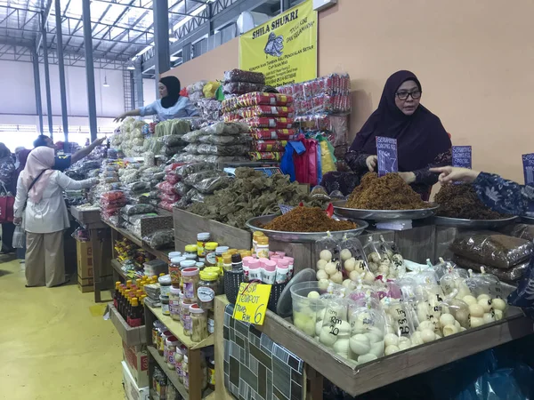 KUALA TERENGGANU, MALAYSIA-JULY 31, 2019 : Rows of stalls sellin — Stock Photo, Image