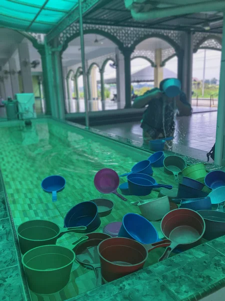 Unidentified Muslim man making ablution before performing prayer — Stock Photo, Image