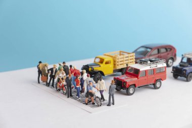 Bir düşünce ya da kederli iş adamı minyatür oyuncaklar bir yol geçerken - kalabalık kavramı arasında meşgul düşünme.