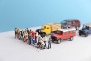 Yol konseptini geçen dağ bisikleti ile genç bir adamın minyatür oyuncakları.