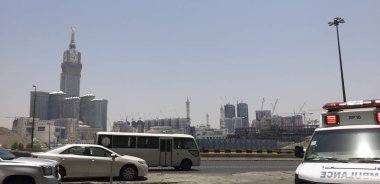 Mekke, Suudi Arabistan-25 Temmuz 2019 : Royal Makkah Clock Tower (abraj al bait veya Zamzam kulesi, solda) dik duruyor, Mekke'deki yerel bir hastane merkezinden görüntülendi, Suudi Arabistan.