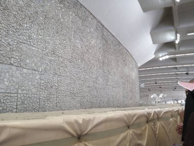 Kimliği belirsiz Müslüman hacılar Mina, Suudi Arabistan hac bir parçası olarak jamrah (çakıl yeri) birinde 'şeytan taşlama' ritüel gerçekleştirmek. Toplamda üç jamrah yani Jamrah Ula, Wusta ve Akabe vardır.