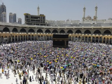 Hac hacılar Mekke, Suudi Arabistan hac sezonunda renkli şemsiye ile kabarcıklı ısı kendilerini gölge.
