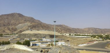 Mekke'de Jabal Rahmah tanımlanamayan dağ manzarası, Suudi Arabistan. Jabal Rahmah, milyonlarca hacının hac mevsiminde bir araya geldiği yerdir..