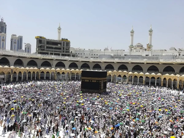 Hajj Pilgrimer Skugga Sig Från Blåsbildning Värme Med Färgglada Paraply — Stockfoto